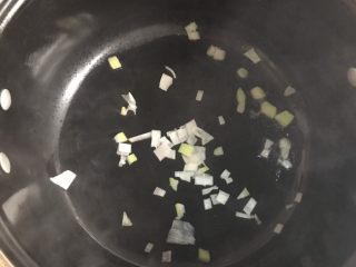 花蛤豆腐汤,葱少许切末