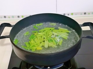 芹菜拌腐竹,再加入切好的芹菜，大火煮45秒捞出。