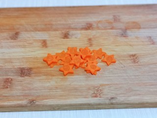 芹菜拌腐竹,利用这时间准备配菜，胡萝卜去皮，用模具压出五角星，没有模具可以省略。