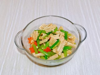 芹菜拌腐竹,拌均匀即可。