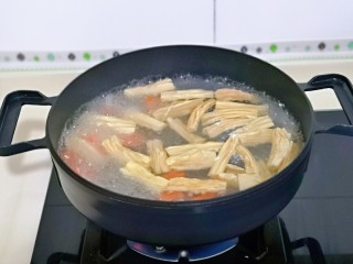 芹菜拌腐竹,泡发的腐竹焯水，水开后下锅，烧开煮1分半再加入切好的胡萝卜煮30秒捞出。