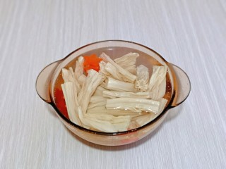 芹菜拌腐竹,捞出后过冷水，再淋干水分。