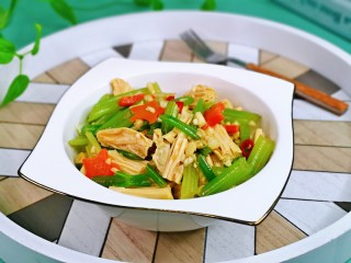 芹菜拌腐竹,春天的味道，喜欢的做起来。
