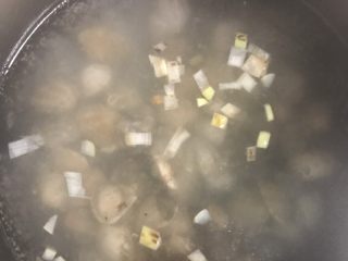 花蛤豆腐汤,水开倒入花蛤。