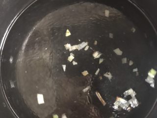 花蛤豆腐汤,倒入水。