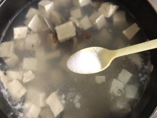 花蛤豆腐汤,根据水量加入1～2小勺盐和1小勺香油。