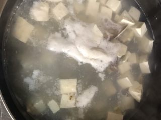 花蛤豆腐汤,水开撇去浮沫。