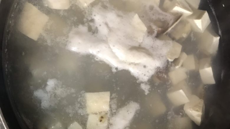 花蛤豆腐汤,水开撇去浮沫。