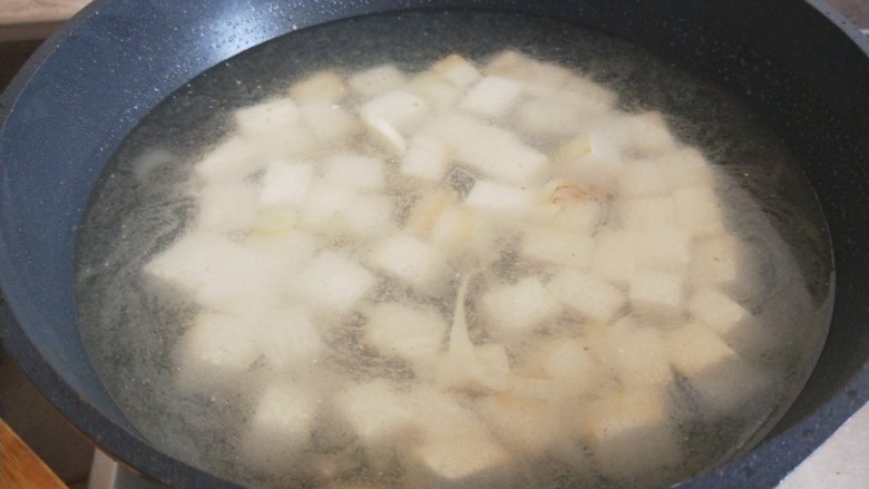 牡蛎豆腐汤,倒入适量的水。