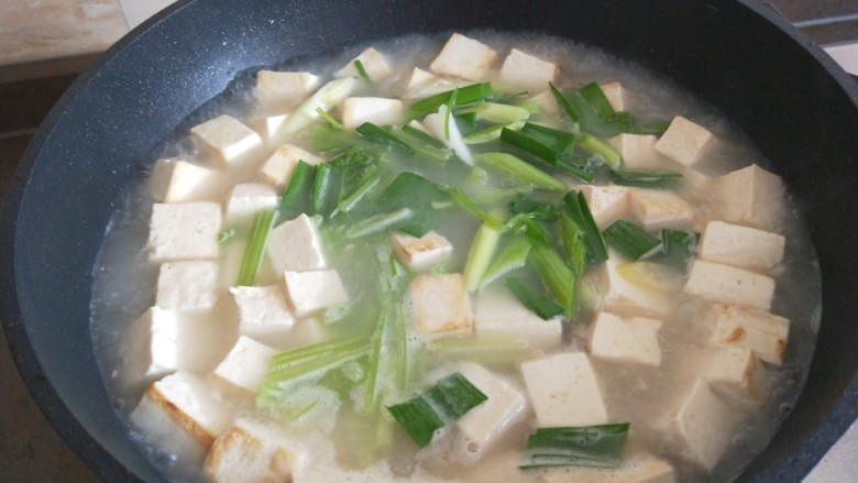 牡蛎豆腐汤,倒入水淀粉勾芡，倒入芹菜，蒜苗。