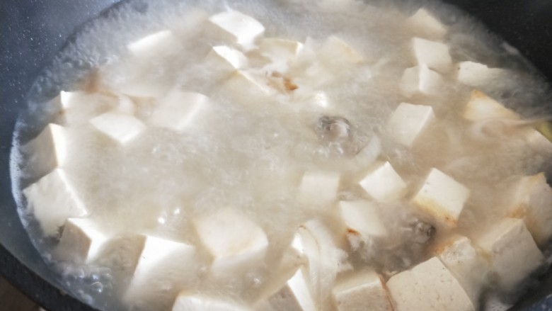 牡蛎豆腐汤,加入白胡椒，盐。