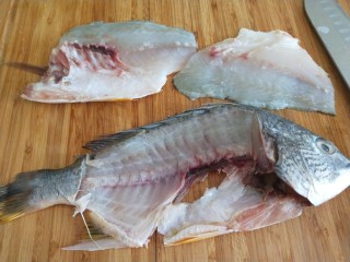 糖醋龙利鱼,龙利鱼一条片下鱼肉。