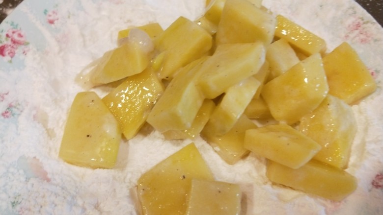 糖醋龙利鱼,在放土豆块沾均匀。