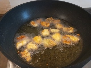 糖醋龙利鱼,炸制金黄捞出来控油。