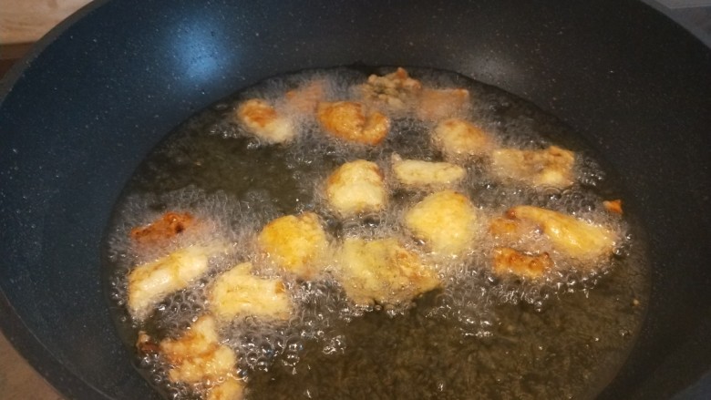 糖醋龙利鱼,炸制金黄捞出来控油。
