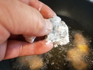 糖醋龙利鱼,油温7成热下油锅炸制。