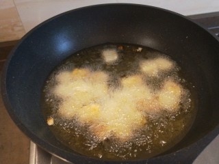 糖醋龙利鱼,放入土豆炸制。