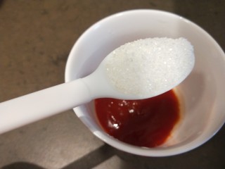 糖醋龙利鱼,碗中倒入番茄酱，加入白糖。