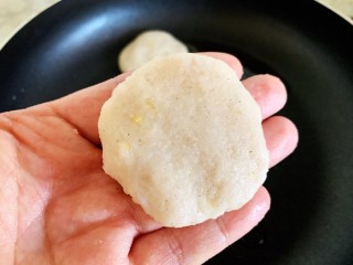 鳕鱼饼,手上抹点油，以免沾手，捏成小饼。