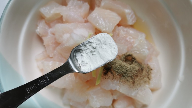 酸汤龙利鱼,加一勺淀粉，抓匀腌制10分钟