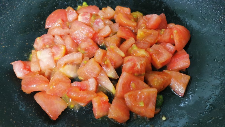 酸汤龙利鱼,锅内少油放入番茄块翻炒