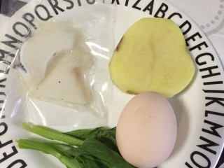 鳕鱼饼,准备鳕鱼，土豆，鸡蛋，菠菜