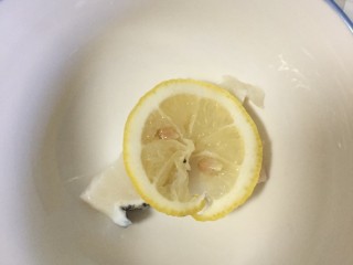 鳕鱼饼,用柠檬去除鳕鱼的腥味