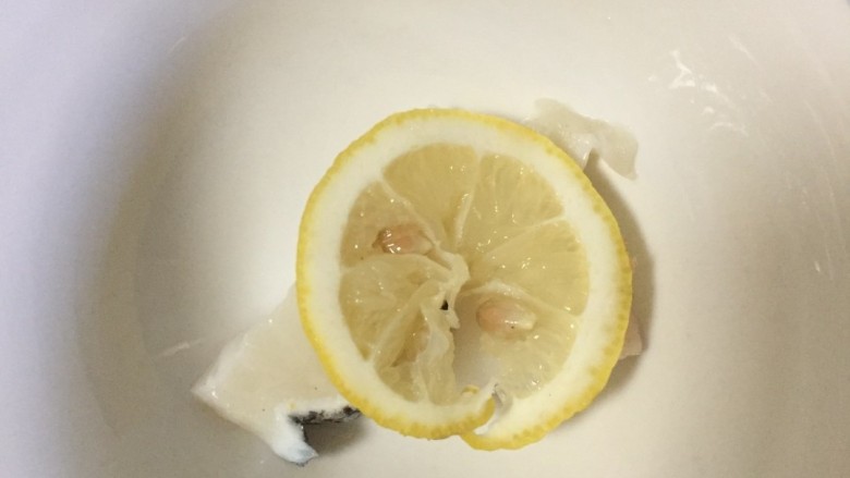 鳕鱼饼,用柠檬去除鳕鱼的腥味