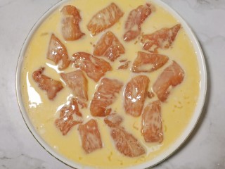 糖醋龙利鱼,一个鸡蛋+三勺面粉搅拌均匀，放入龙利鱼裹满面糊