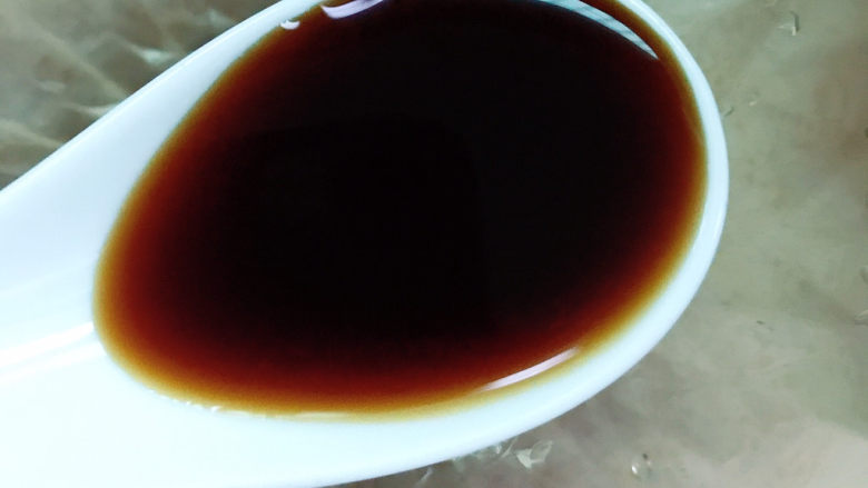 芹菜拌腐竹,准备一个小碗，放入一勺<a style='color:red;display:inline-block;' href='/shicai/ 692'>酱油</a>。