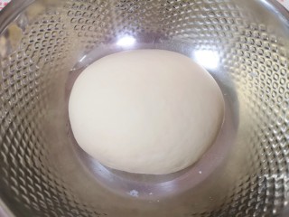 胡萝卜韭菜馅包子,再揉成光滑的面团，盖上保鲜膜发酵至两倍大。