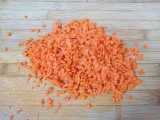 胡萝卜韭菜馅包子,胡萝卜切碎。