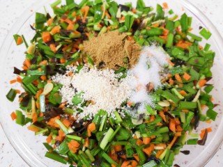 胡萝卜韭菜馅包子,放盐、鸡精和十三香搅拌均匀。