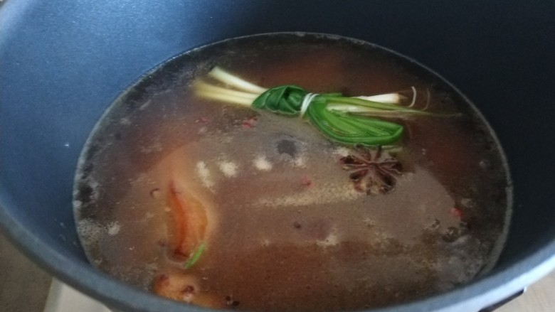 东波肉,放入锅中，加入适量水烧开。