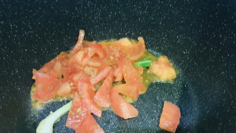 酸汤龙利鱼,加西红柿粒，炒出汁，加一点水，继续炒西红柿；