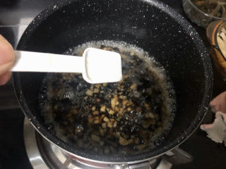 花蛤粉丝➕蒜蓉花蛤煲粉丝,半茶匙白糖（这张忘记拍了😛），尝下咸淡，根据个人口味添加少许盐定味。