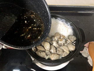 花蛤粉丝➕蒜蓉花蛤煲粉丝,倒入煮好的汤汁