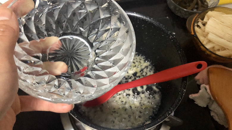 花蛤粉丝➕蒜蓉花蛤煲粉丝,加入小半碗清水煮开。