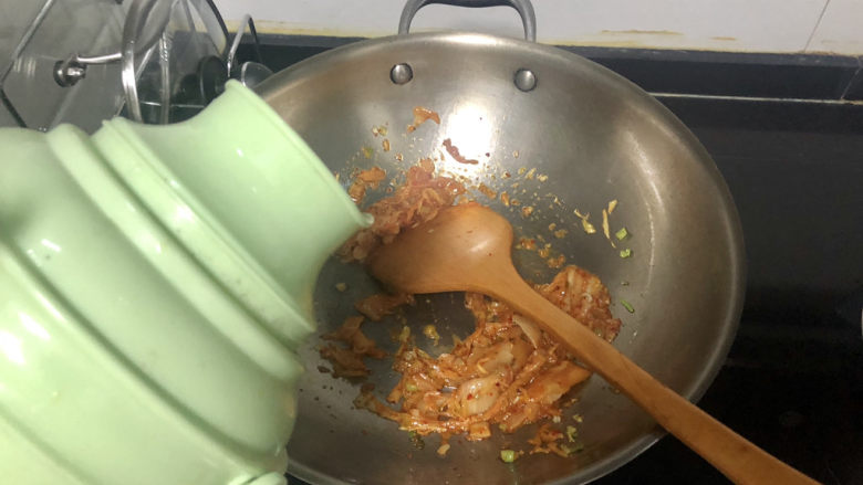 花蛤豆腐汤➕韩式花蛤豆腐汤,加入适量热水，煮汤的水根据自己食材的量和人数的多少