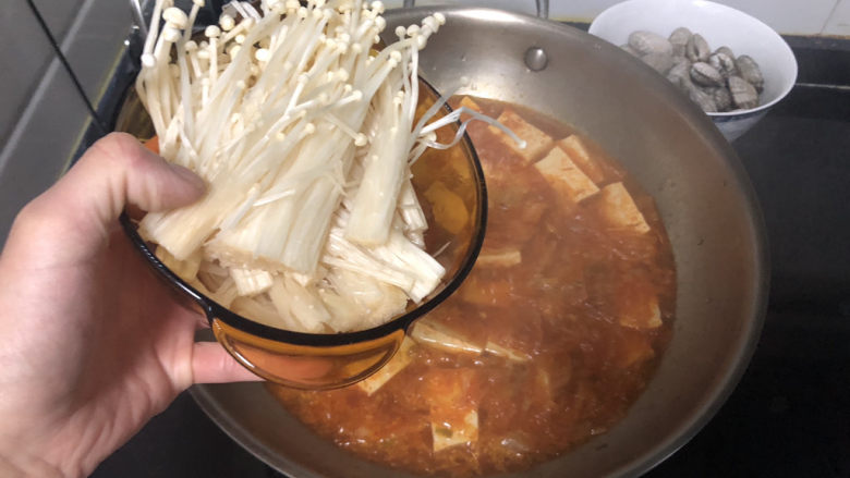花蛤豆腐汤➕韩式花蛤豆腐汤,加入金针菇