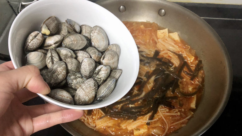 花蛤豆腐汤➕韩式花蛤豆腐汤,转大火，加入花蛤，煮到花蛤开口转小火