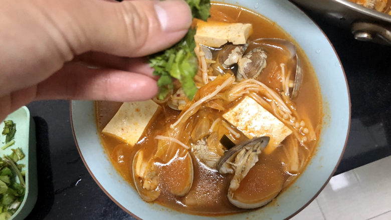 花蛤豆腐汤➕韩式花蛤豆腐汤,出锅，撒上少许香菜即可