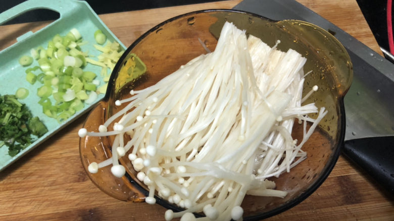 花蛤豆腐汤➕韩式花蛤豆腐汤,金针菇切去尾部撕成小朵清洗