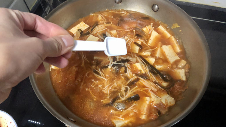 花蛤豆腐汤➕韩式花蛤豆腐汤,尝下咸淡，根据个人口味添加少许盐定味