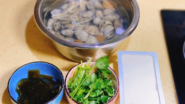 花蛤豆腐汤,处理好的材料备用