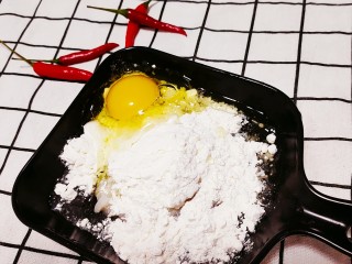 鳕鱼饼,打入一个鸡蛋