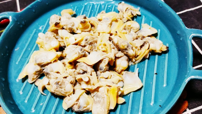 花蛤豆腐汤,剥出花蛤肉