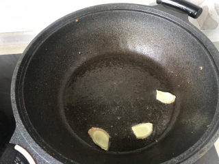 牛肉丝炒芹菜,起锅烧油下姜片；