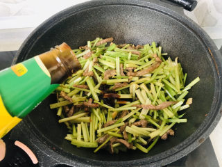 牛肉丝炒芹菜,加适量蚝油；