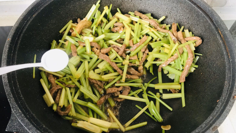 牛肉丝炒芹菜,加适量的盐调味；